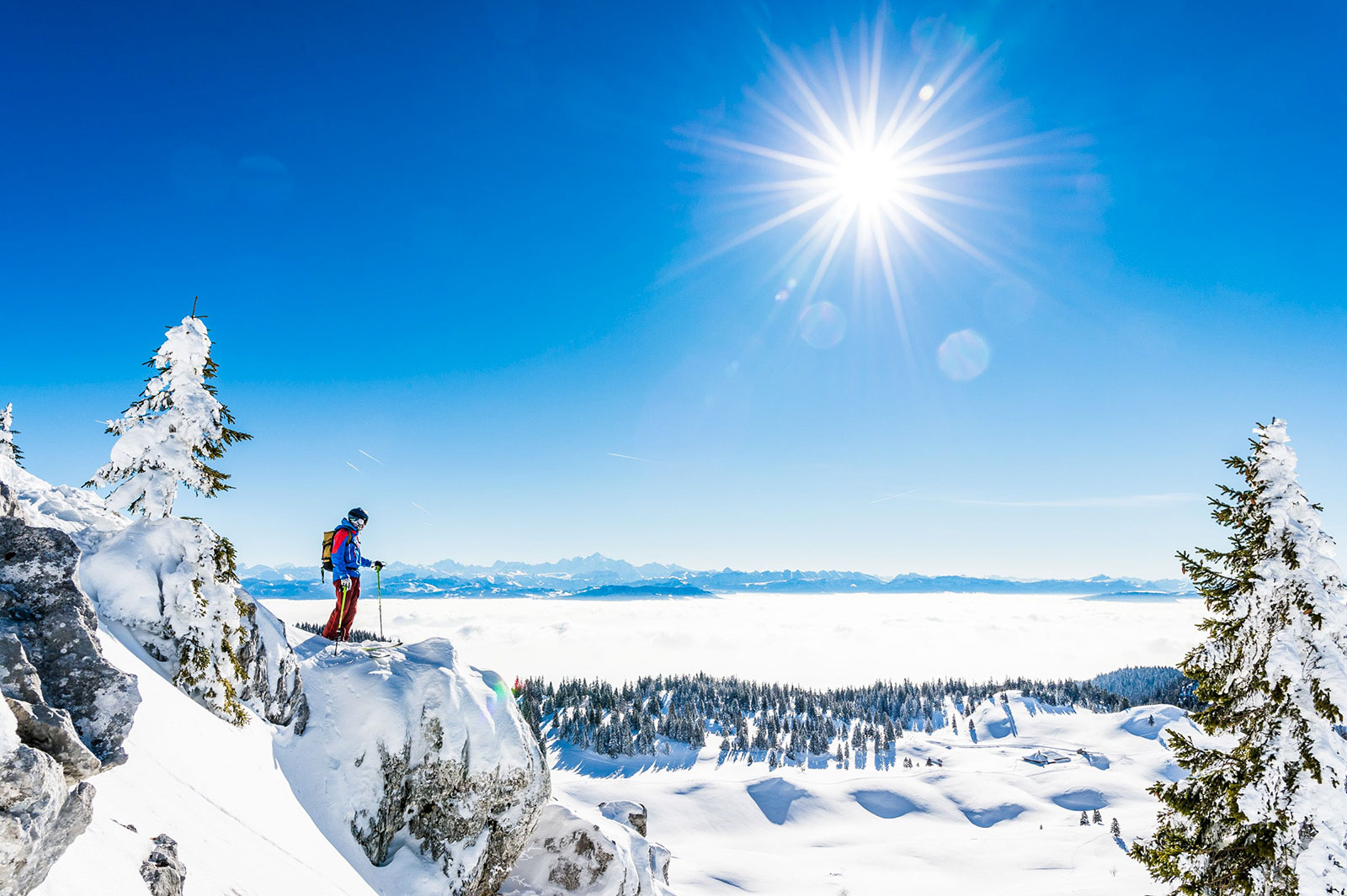 Un skieur au dessus d'une montagne